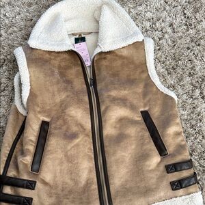 Adult Tan and Cream Sherpa-Lined Vest
Size M
Brand New with Tags